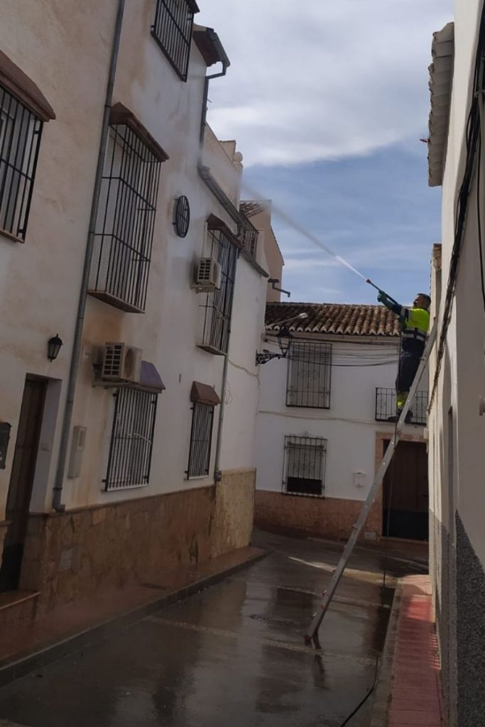 Limpieza de calima de edificios y calles en Casabermeja Málaga.