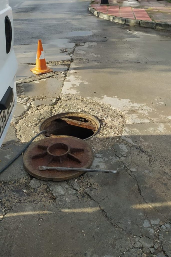 Desatoro y saneamiento arqueta. Vía publica Casabermeja Málaga.