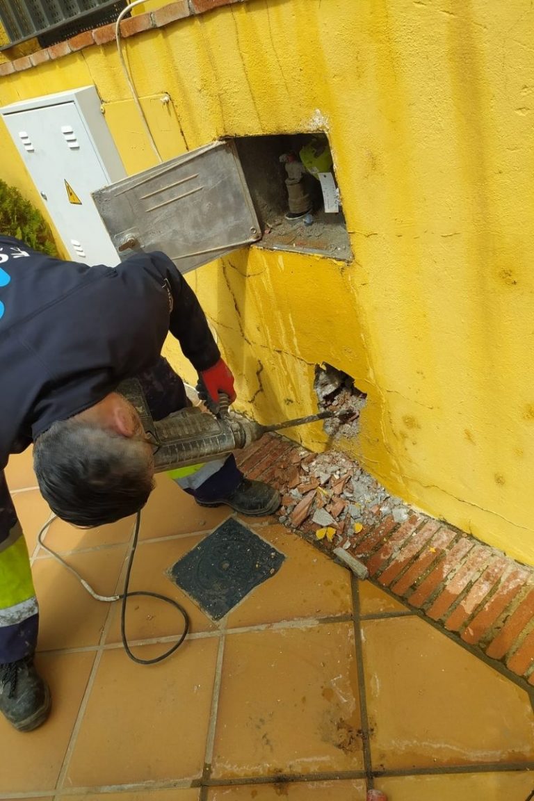 Reparación fuga de agua en San Pedro Alcántara 02